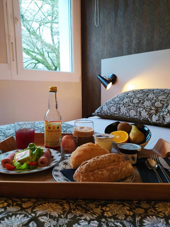Hotel Le Corbusson Saint-Berthevin Buitenkant foto