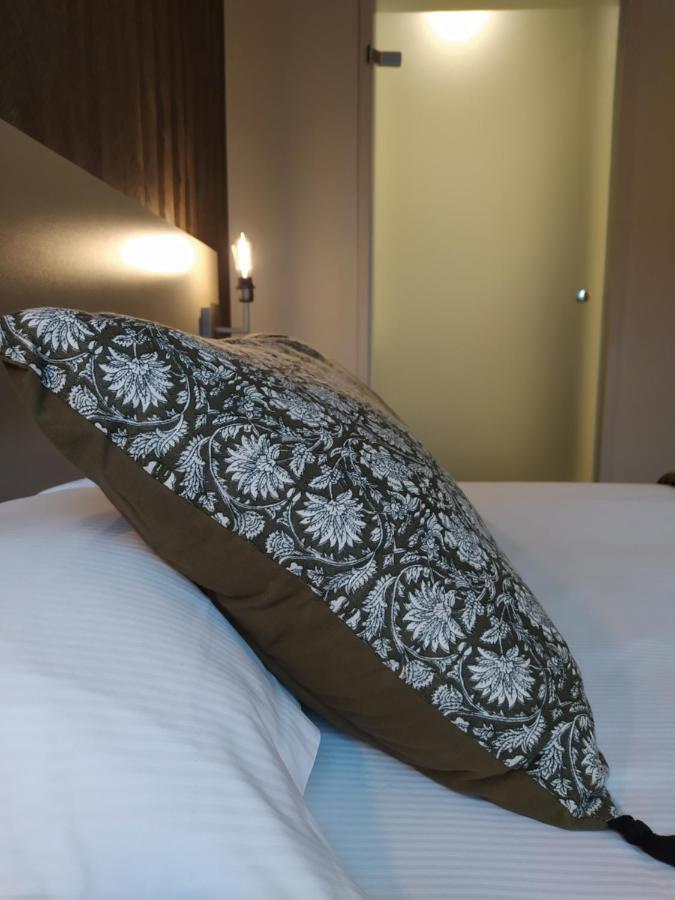 Hotel Le Corbusson Saint-Berthevin Buitenkant foto