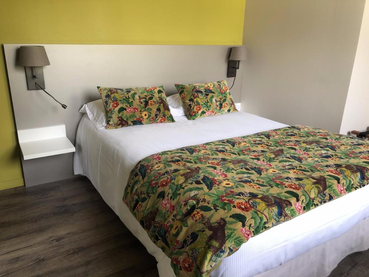 Hotel Le Corbusson Saint-Berthevin Buitenkant foto